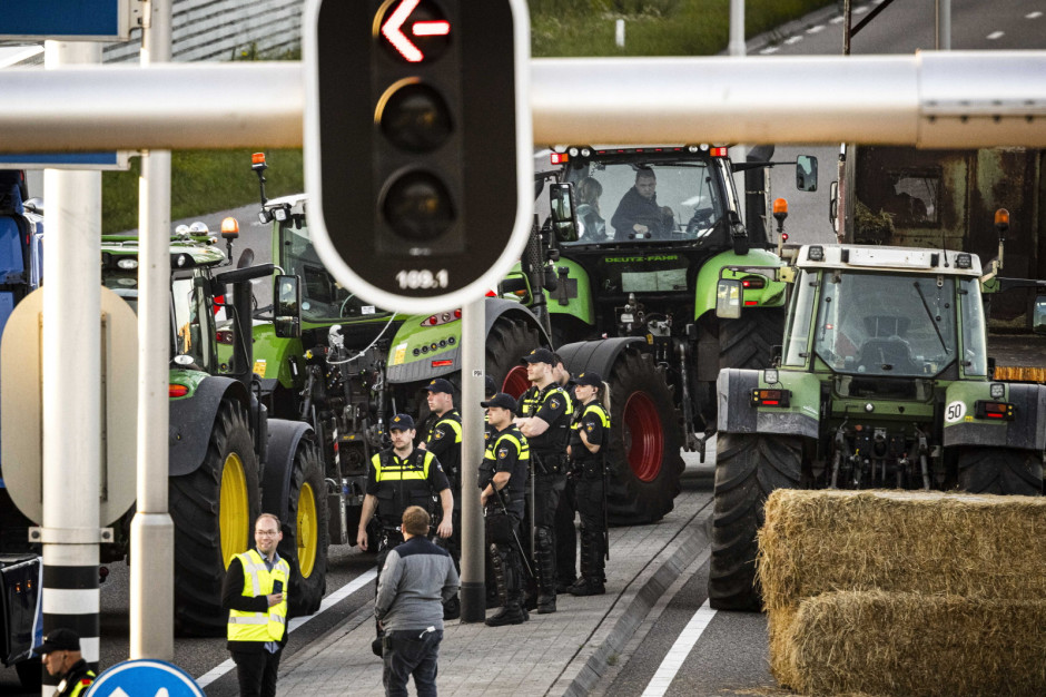 Holenderscy rolnicy blokują centrum dystrybucji supermarketu Jumbo w Veghel, fot. PAP/EPA/ROB ENGELAAR