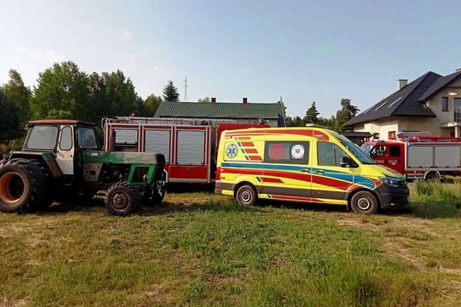 Traktorzysta z powaznymi obrażeniami trafił do szpitala, Foto: Policja