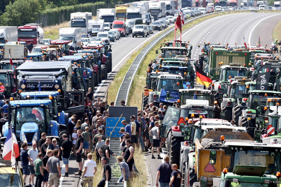 Holendersy farmerzy blokowali autostrady i magazyny dużych sieci handlowych, Foto: PAP/EPA Vincent Jannik