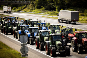 Holenderska policja użyła broni wobec protestujących farmerów. Ostrzelany traktor