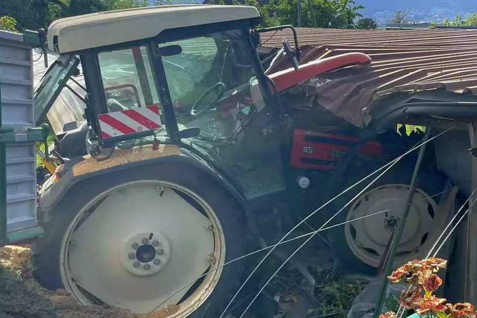 Traktor staranował wiatę, pod która stały dwa samochody, Foto: Policja kantonu Bern