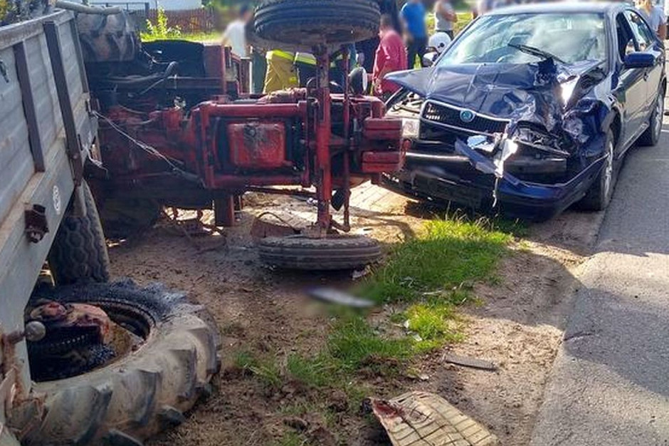 Wskutek zderzenia z autem traktor z kierowcą wywrócił się na bok, Foto: Policja