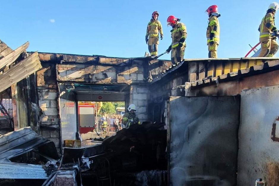 Strażacy musieli częściowo rozebrac spalony budynek produkcyjny, Foto: OSP Ułanowo