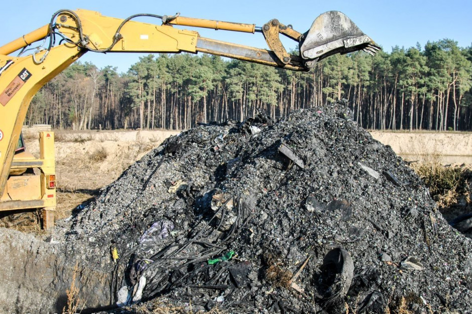 Na 11 hektarach gruntów zakopano pół miliona metrów sześciennych odpadów, Foto: Policja