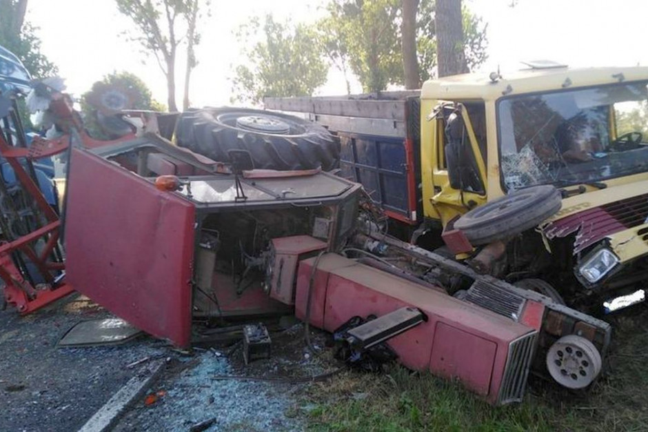 Ciężarówka zderzyła się z traktorem na DK 42, Foto: KP PSP Olesno