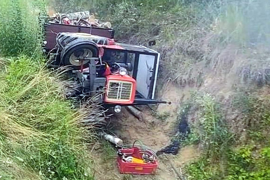 Traktorzysta i jego pasażerka zostali ranni wskutek wywrócenia ciagnika, Foto: Policja