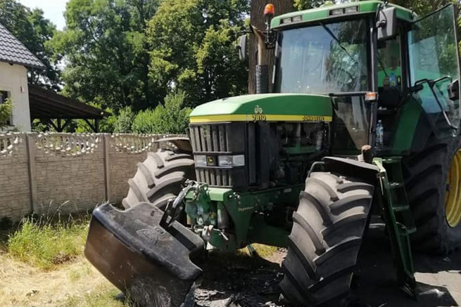 Siła zderzenia była tak duża, że przy traktorze odpadł obciążnik i koło, Foto: OSP Lipno