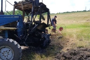 Ukraina. Służby ratunkowe: traktorzysta zginął po wjechaniu na ładunek wybuchowy pod Charkowem