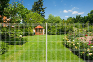 Jak postawić ogrodzenie na granicy działki zgodnie z prawem?