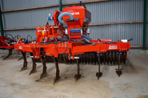 Rolnik od kilku lat wysiewa rzepak przy użyciu maszyny Sub-Tiller firmy HE-VA. Maszyna ma możliwość spulchniania gleby bez jej mieszania do głębokości nawet 60 cm, jednak gospodarz pracuje na ok. 45 cm