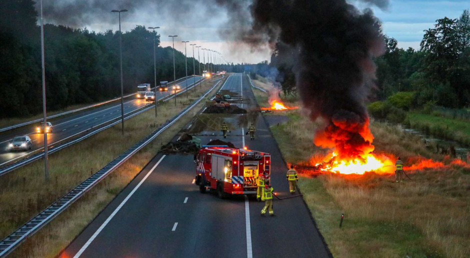 Protestujący rolnicy ustawiali na jezdniach bele słomy lub wzniecali pożary na poboczu, fot. PAP/EPA/NEWS UNITED