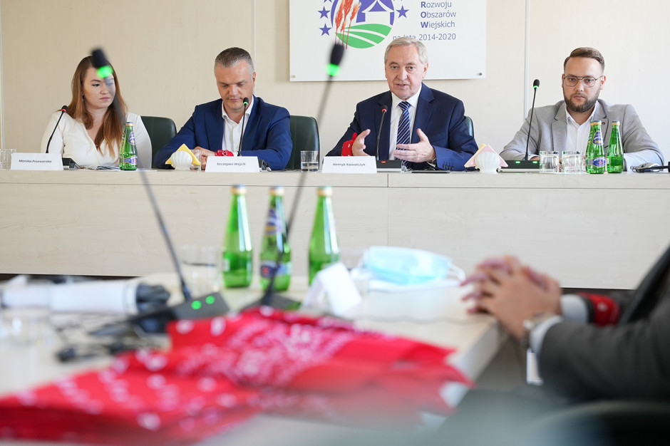 Wicepremier Henryk Kowalczyk podczas rozmowy z przedstawicielami europejskich rolników, fot. MRiRW