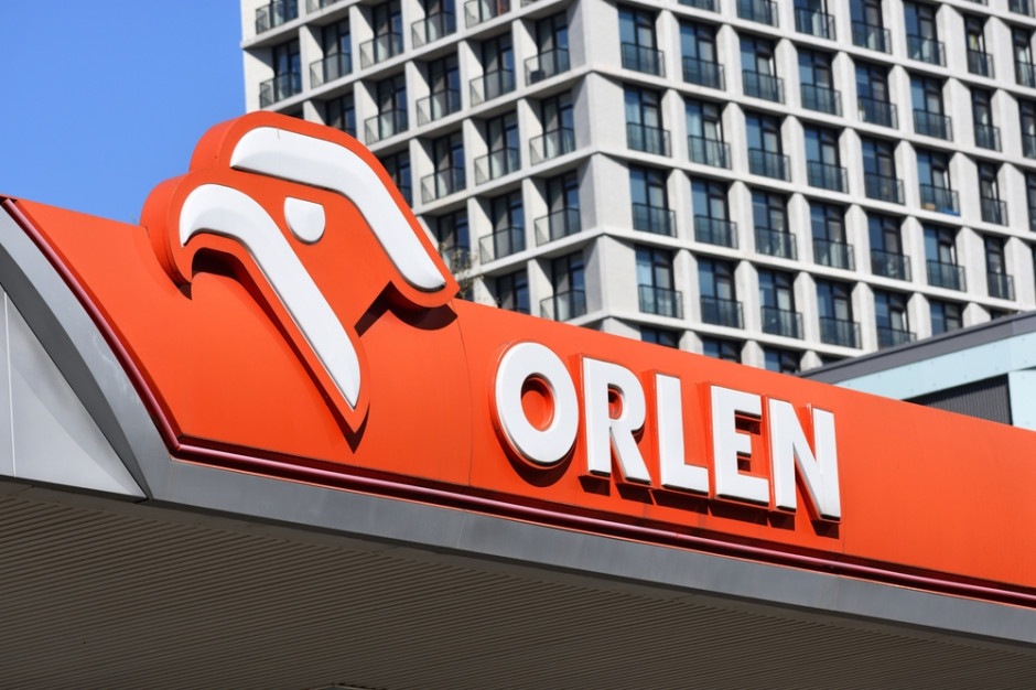 Zdaniem prokuratury, maksymalne wynagrodzenia członków zarządu PKN Orlen są zgodne z tzw. ustawą kominową, fot. OleksSH/Shutterstock