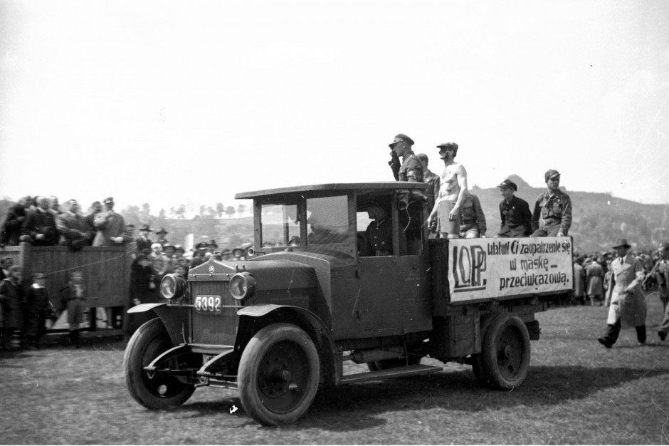 SPA 25C Polonia podczas defilady Ligi Obrony Powietrznej i Przeciwgazowej w Krakowie w 1933 r., fot. Narodowe Archiwum Cyfrowe