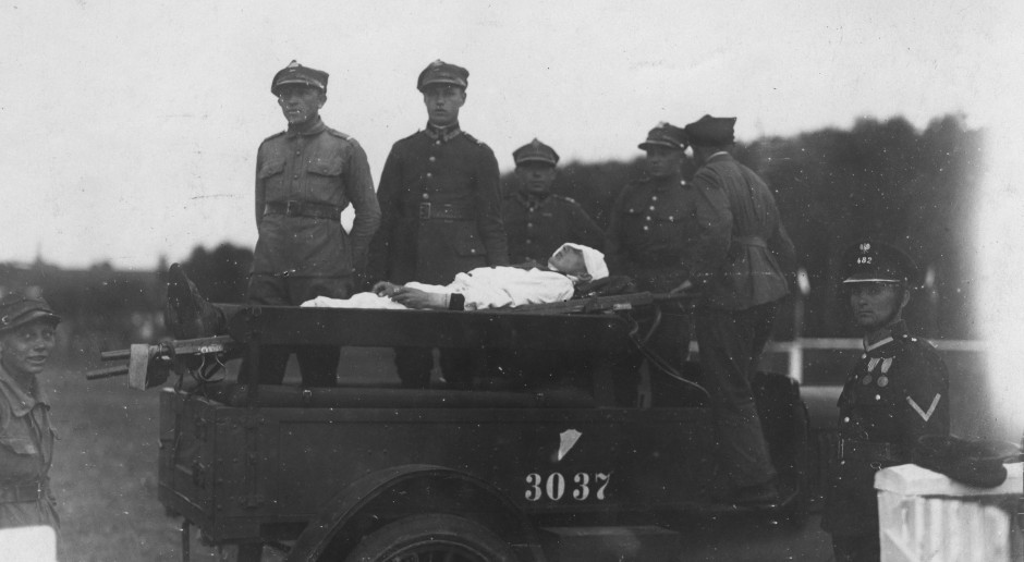 Wojskowa ciężarówka Ford TT z rannym porucznikiem na noszach przed odjazdem do szpitala. Na początku lat 20. w polskiej armii jeździły stare i bardzo różnorakie pojazdy kołowe, fot. Narodowe Archiwum Cyfrowe