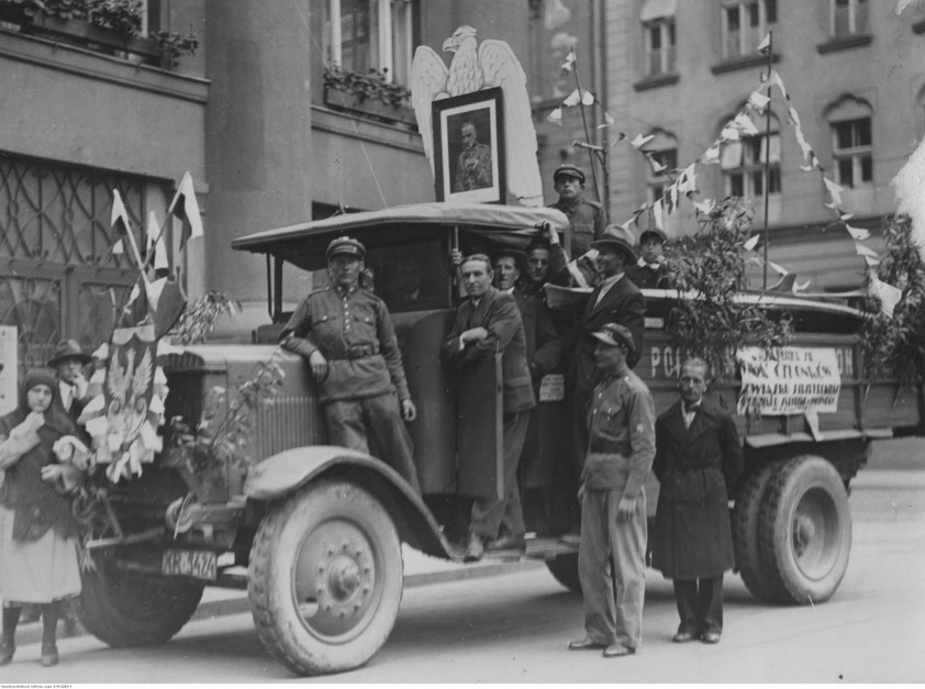Udekorowany samochód Berliet CBA Związku Strzeleckiego z widocznym plakatem agitacyjnym, propagującym Związek Strzelecki. Wóz pochodzi z pierwszej transzy przesłanej wojsku - nadwozie powstało w CWS na Grochowie, fot. Narodowe Archiwum Cyfrowe