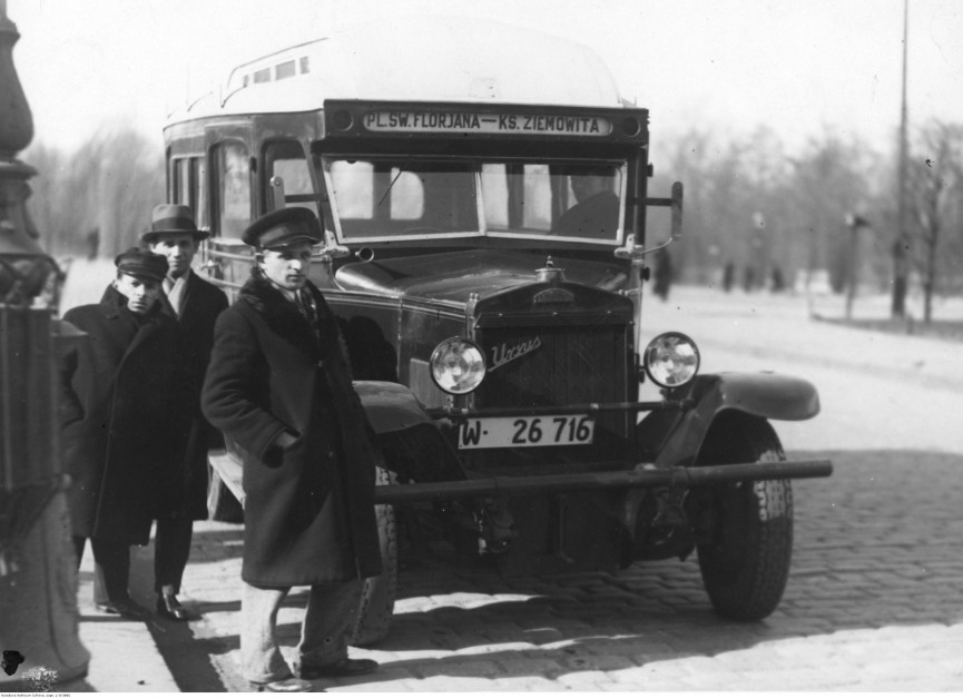 Otwarcie nowej linii autobusowej na warszawskiej Pradze w 1932 r.. Widoczny mały autobus na podwoziu polskiego samochodu Ursus AW, fot. Narodowe Archiwum Cyfrowe