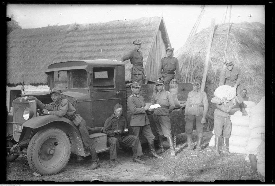 Manewry 1 Pułku Strzelców Konnych - pobyt w Makowie i Makowcu w sierpniu 1933 r. Żołnierze stoją przy Ursusie A, fot. Narodowe Archiwum Cyfrowe  