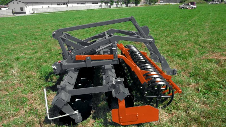 Brona talerzowa GAL-S wyróżnia się kompaktową budową oraz hydraulicznym sprzęgiem do podczepienia ciągnika fot. mat. prasowe