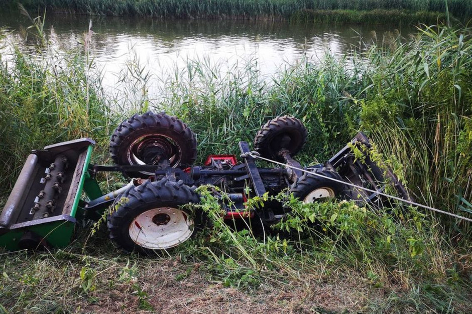 Mężczyzna zginął pod wywróconym traktorem, Foto: OSP Ocieszyn