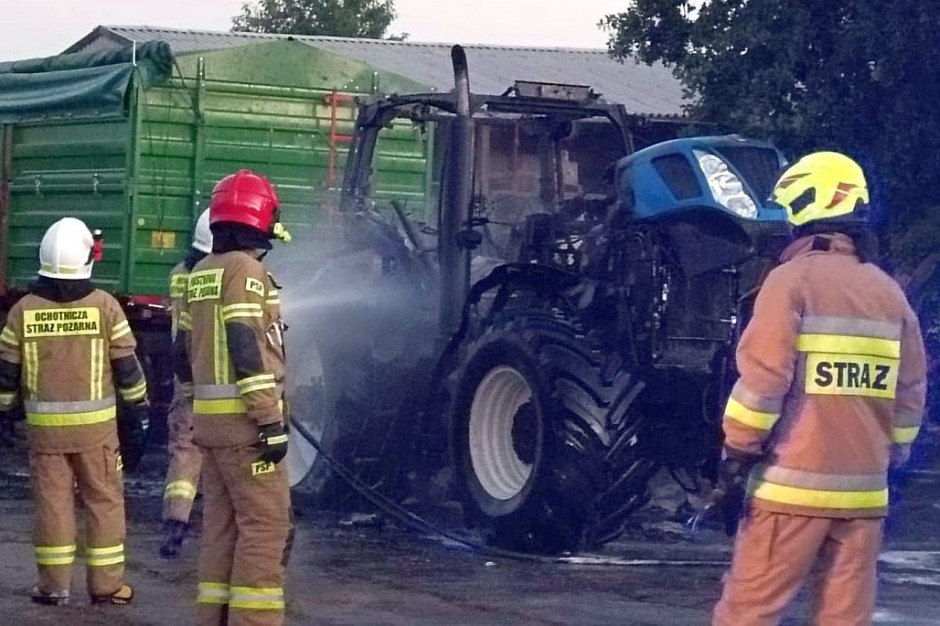 Z nieznanych przyczyn traktor się zapalił, Foto: OSP Kujakowice Górne