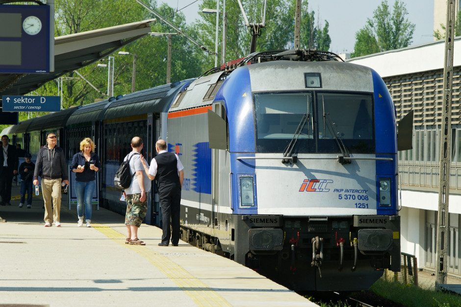 Najwięcej dodatkowych pociągów i składów o wydłużonych relacjach zostanie uruchomionych w poniedziałek 15 sierpnia, fot. Dariusz Leszczynski/Shutterstock