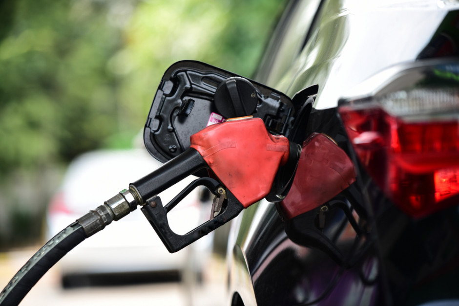 Analitycy zwrócili uwagę, że krajowe rafinerie w tym tygodniu oferowały w sprzedaży benzynę w cenie najniższej od początku wakacji, fot. Shutterstock