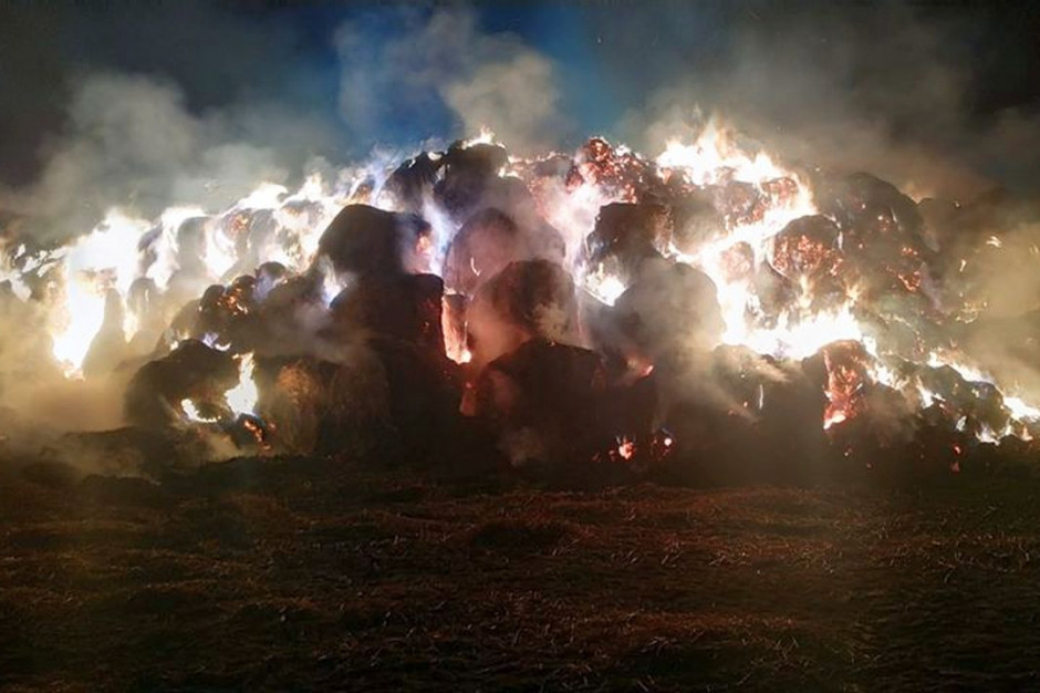 Od uderzenia pioruna zapaliła się sterta słomy, Foto ilustracyjne: Straz Pożarna