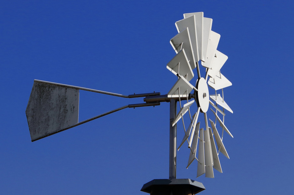 W nowelizacji ustawy zakłada się, że z pozwoleń na budowę zwolnione będą m.in. wolno stojące elektrownie wiatrowe do 12 m wysokości, fot. Herbert Aust / Pixabay