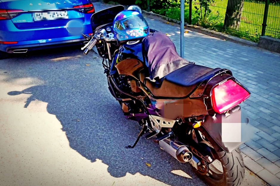 Kierowca zamontował przy motocyklu tablice od ciągnika, Foto: Policja