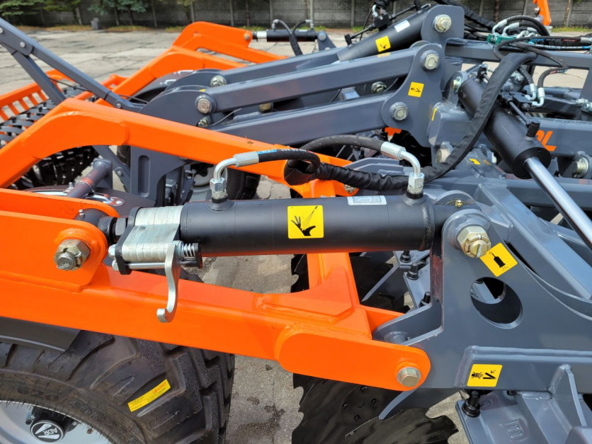 Głębokość robocza regulowana jest za pomocą dwóch siłowników hydraulicznych. Blokujemy je w pożądanej pozycji za pomocą klipsów dystansujących fot. Tomasz Kuchta