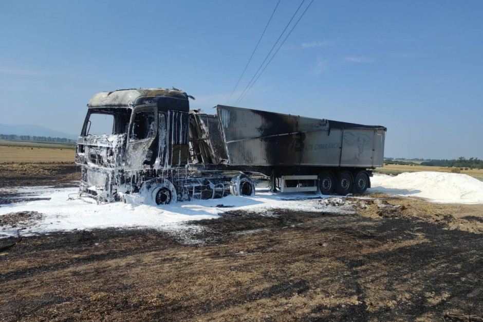 Mimo wysiłków strażaków ciężarówka spłonęła niemal doszczętnie, Foto: OSP Dytmarów