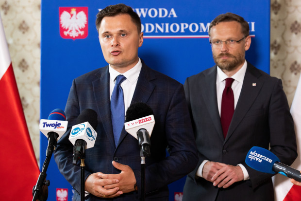 Wojewoda zachodniopomorski Zbigniew Bogucki i podsekretarz stanu w Ministerstwie Rolnictwa i Rozwoju Wsi Krzysztof Ciecióra, fot. PAP/Jerzy Muszyński Ciecióra: Będą wypłacane rekompensaty dla rybaków w związku z sytuacją w Odrze