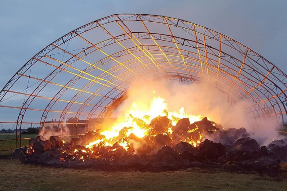 Słoma i pokrycie hali spłonęły doszczętnie, Foto: PSP Gostyń
