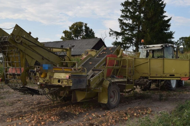 Mechanizm podajnika wciągnął ręke nastolatkowi, Foto: Policja Wypadek przy zbiorze cebuli - nastolatek w szpitalu
