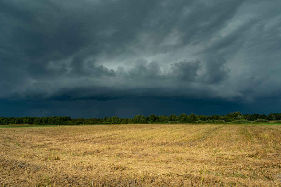 W piątek zachmurzenie duże z większymi przejaśnieniami. Przelotne opady deszczu, miejscami burze, fot. Shutterstock