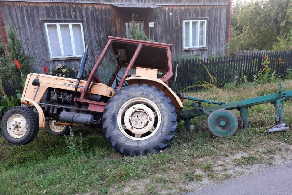 Traktorzysta wyryszył ciągnikiem do sklepu po alkohol, ale wjechał do rowu, Foto: KPP Łańcut