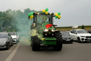 Ciągnik John Deere 8R jako prezent ślubny dla wiceministra - oświadczenie importera