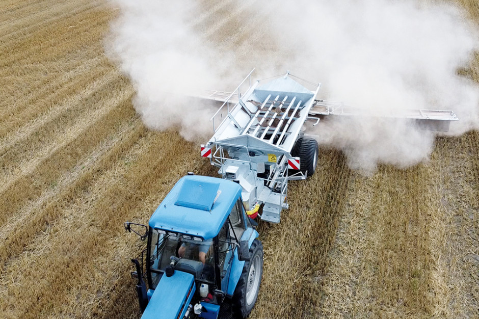 Wapnowanie gleb to często konieczność, jak sprawdza się nowa maszyna z Cynkometu? Fot. mat. prasowe
