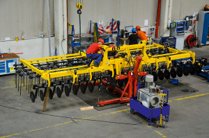 Maszyny w fabryce należącej do firmy są składane w systemie gniazdowym, co pozwala na jednoczesny montaż kilku różnych rodzajów maszyn