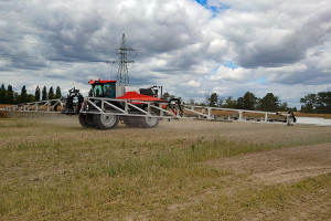 Z belką przed oczami. Nowy opryskiwacz samojezdny Kuhn