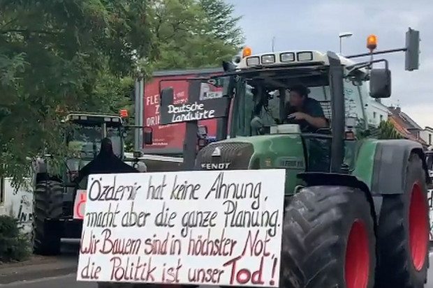 W czasie masowego protestu w Bonn rolnicy zapowiedzili walkę z unijnymi przepisami do końca, Foto: Screen/Twitter Niemieccy rolnicy protestują - Zielony Ład do korekty