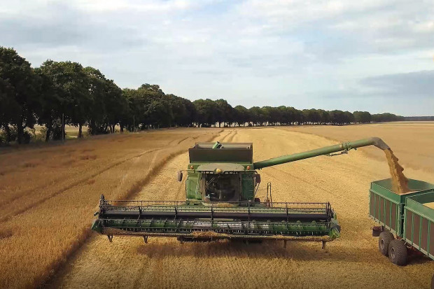 Według posiadacza kombajnów John Deere, modele serii T są wydajne, ergonomiczne i gwarantują wydajny zbiór nawet w trudnych warunkach. fot. mat. prasowe Jaka może być wydajność kombajnu John Deere T670?