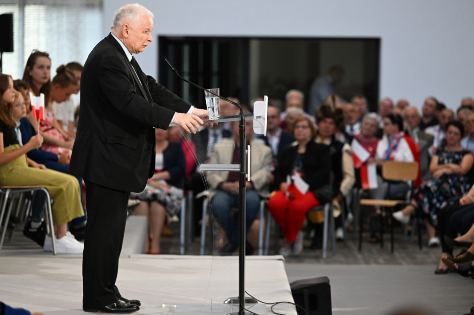W niedzielę w Stalowej Woli prezes PiS Jarosław Kaczyński odbył spotkanie z mieszkańcami, podczas którego mówił m.in. o walce z inflacją, fot. PAP/Darek Delmanowicz