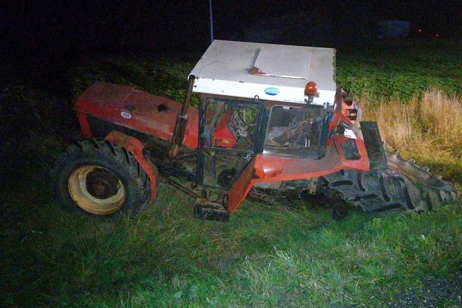 Toyota zepchnęła traktor z drogi, Foto: Policja