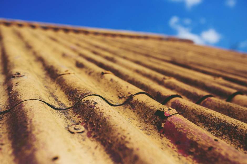 Wkrótce może rozpocząć się nabór wniosków na wymianę dachów pokrytych eternitem na budynkach w gospodarstwach rolnych, fot. Karolina Grabowska z Pixabay