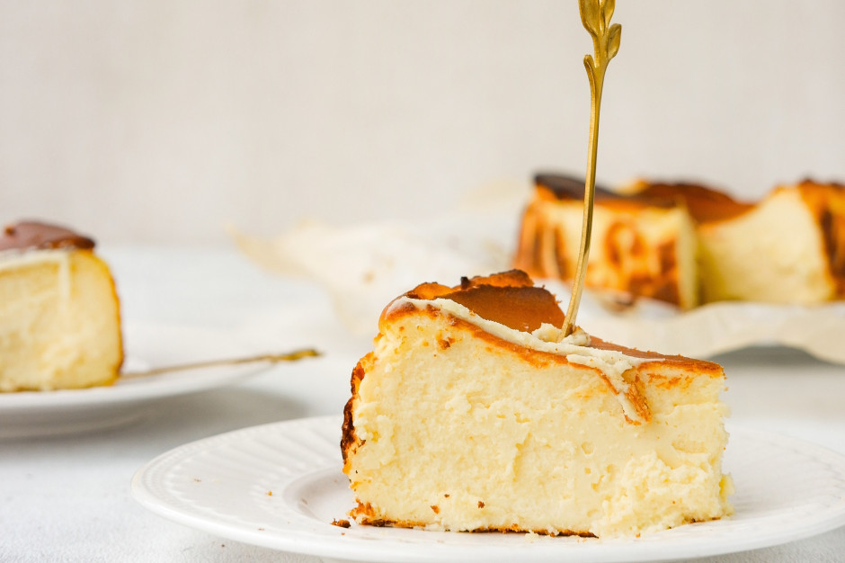 Sernik baskijski możemy upiec zarówno na warstwie z kruszonych ciasteczek, jak i w wersji całkowienie bezglutenowej – bez spodu (fot. Pexeles)