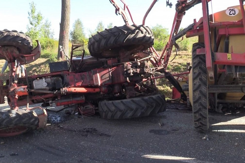 Wskutek kolizji traktor przewrócił się na jezdnię, Foto: Policja
