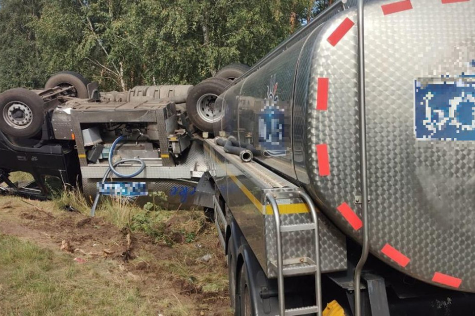 Ciężarówka z mlekiem wypadła z drogi i dachowała, Foto: PSP Koło