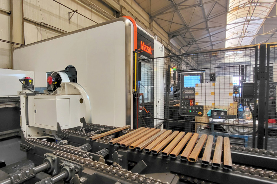 Jedno z najnowszych narzędzi firmy Metal-Fach: maszyna do automatycznego cięcia laserowego 3D długich profili, fot. mat. pras Metal-Fach